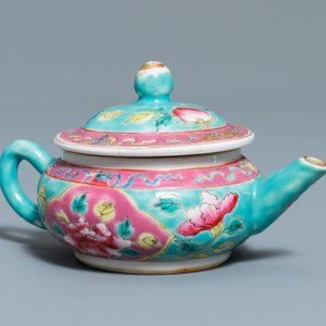 Een Chinese famille rose theepot voor de Straits of Peranakan markt, 19e eeuw — foto 1