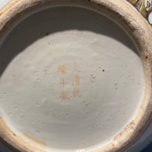 Een Chinese famille rose 'tianqiu ping' 'negen perziken' vaas, Qianlong merk, 19e eeuw — foto 20