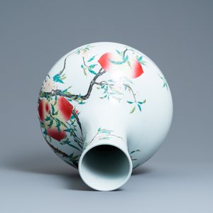 Een Chinese famille rose 'tianqiu ping' 'negen perziken' vaas, Qianlong merk, 20e eeuw — foto 5