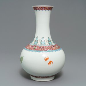 Een Chinese famille rose tianqiu ping vaas met floraal decor, Hongxian merk, Republiek, 20e eeuw — foto 3