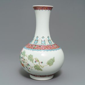 Een Chinese famille rose tianqiu ping vaas met floraal decor, Hongxian merk, Republiek, 20e eeuw — foto 4