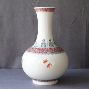 Een Chinese famille rose tianqiu ping vaas met floraal decor, Hongxian merk, Republiek, 20e eeuw — foto 8