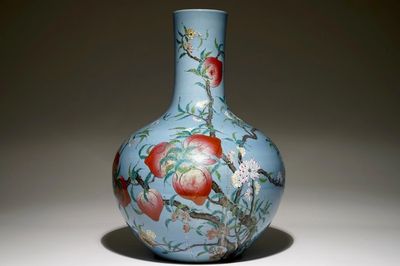 Een Chinese famille rose tianqiuping vaas met blauwe fond en negen perziken decor, 19/20e eeuw