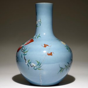 Een Chinese famille rose tianqiuping vaas met blauwe fond en negen perziken decor, 19/20e eeuw — foto 3