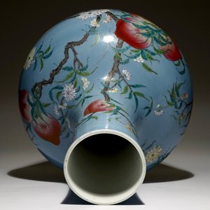 Een Chinese famille rose tianqiuping vaas met blauwe fond en negen perziken decor, 19/20e eeuw — foto 6