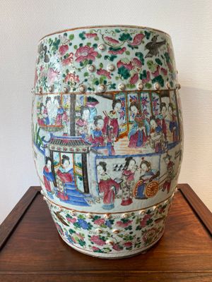 Een Chinese famille rose tuinzit, 19e eeuw — foto 3