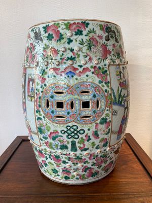 Een Chinese famille rose tuinzit, 19e eeuw — foto 4