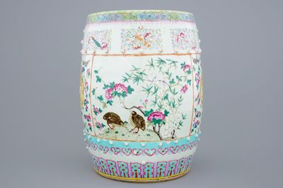 Een Chinese famille rose tuinzit, 19e eeuw