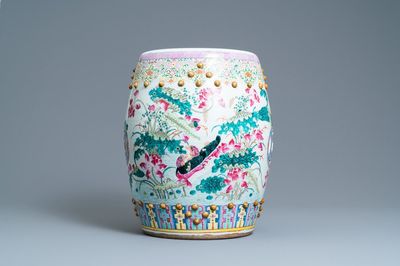 Een Chinese famille rose tuinzit met eenden in een lotusvijver, 19e eeuw