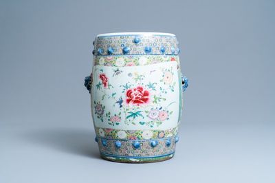Een Chinese famille rose tuinzit, Qianlong