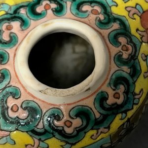 Een Chinese famille rose tulpenvaas voor de Straits of Peranakan markt en een Canton theepot, 19e eeuw — foto 13