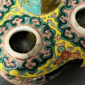 Een Chinese famille rose tulpenvaas voor de Straits of Peranakan markt en een Canton theepot, 19e eeuw — foto 14