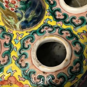 Een Chinese famille rose tulpenvaas voor de Straits of Peranakan markt en een Canton theepot, 19e eeuw — foto 16