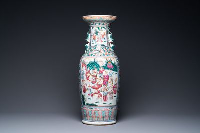Een Chinese famille rose vaas, 19e eeuw