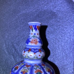 Een Chinese famille rose vaas, een 'draken' kom en een wucai vaas, Republiek — foto 20