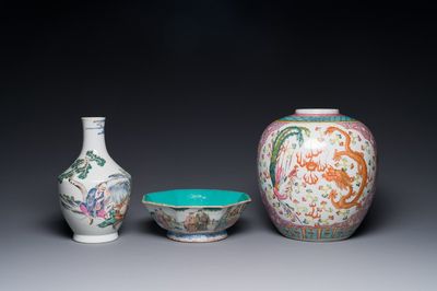 Een Chinese famille rose vaas, een kom en een pot, Qianlong merk, 19e eeuw