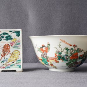 Een Chinese famille rose vaas, een penselenbeker en een famille verte kom, 19e eeuw — foto 14