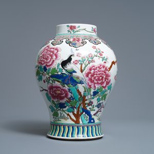Een Chinese famille rose vaas, een penselenbeker en een famille verte kom, 19e eeuw — foto 2