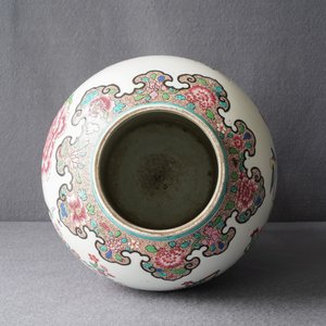 Een Chinese famille rose vaas, een penselenbeker en een famille verte kom, 19e eeuw — foto 24