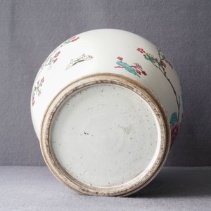 Een Chinese famille rose vaas, een penselenbeker en een famille verte kom, 19e eeuw — foto 25