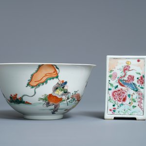 Een Chinese famille rose vaas, een penselenbeker en een famille verte kom, 19e eeuw — foto 10