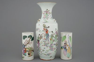 Een Chinese famille rose vaas en 2 hoedenstandaards, 19/20e eeuw