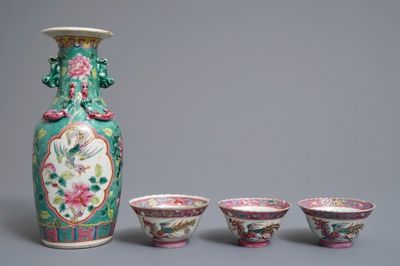 Een Chinese famille rose vaas en drie kommen voor de Straits of Peranakan markt, 19e eeuw