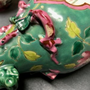Een Chinese famille rose vaas en drie kommen voor de Straits of Peranakan markt, 19e eeuw — foto 14
