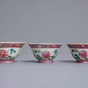 Een Chinese famille rose vaas en drie kommen voor de Straits of Peranakan markt, 19e eeuw — foto 10