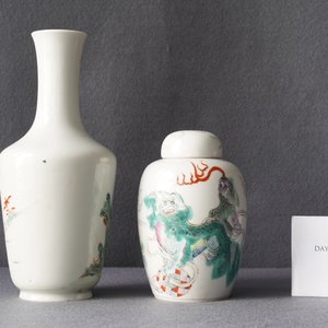 Een Chinese famille rose vaas en een dekselpot met boeddhistische leeuwen, 19/20e eeuw — foto 8