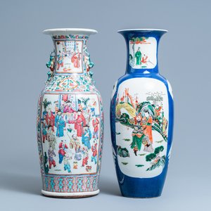Een Chinese famille rose vaas en een famille verte vaas met poederblauwe fondkleur, 19e eeuw — foto 1