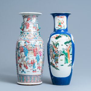 Een Chinese famille rose vaas en een famille verte vaas met poederblauwe fondkleur, 19e eeuw — foto 3