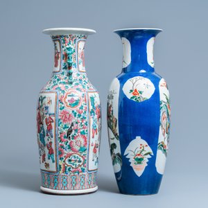 Een Chinese famille rose vaas en een famille verte vaas met poederblauwe fondkleur, 19e eeuw — foto 4