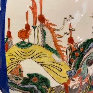 Een Chinese famille rose vaas en een famille verte vaas met poederblauwe fondkleur, 19e eeuw — foto 9