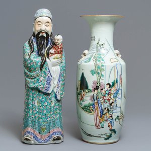 Een Chinese famille rose vaas en een figuur van Fu Xing, 19e eeuw — foto 1