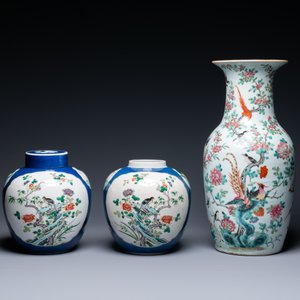 Een Chinese famille rose vaas en een paar famille verte potten met poederblauwe fondkleur, 19e eeuw — foto 4