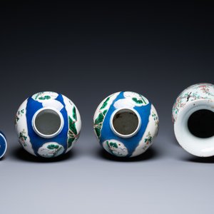 Een Chinese famille rose vaas en een paar famille verte potten met poederblauwe fondkleur, 19e eeuw — foto 6