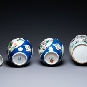 Een Chinese famille rose vaas en een paar famille verte potten met poederblauwe fondkleur, 19e eeuw — foto 7