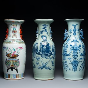 Een Chinese famille rose vaas en twee blauw-witte vazen met celadon fond, 19e eeuw — foto 1