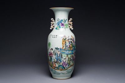 Een Chinese famille rose vaas, gesigneerd Pan Zhaotang 潘肇唐, gedateerd 1918