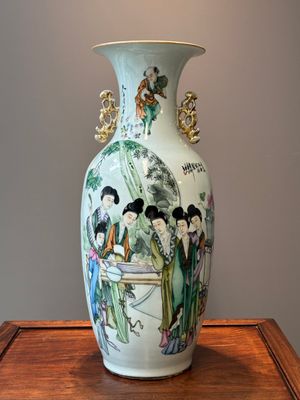 Een Chinese famille rose vaas, gesigneerd Yu Zhao 余钊, 19/20e eeuw — foto 1