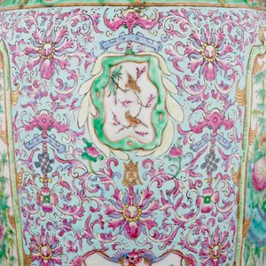 Een Chinese famille rose vaas in reliëf gedecoreerd, Canton, 19e eeuw — foto 5