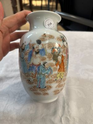 Een Chinese famille rose vaas met 'Acht Onsterfelijken', Qianlong merk, Republiek — foto 1