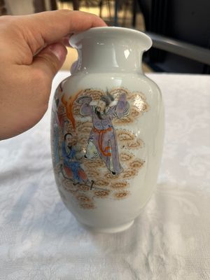 Een Chinese famille rose vaas met 'Acht Onsterfelijken', Qianlong merk, Republiek — foto 3