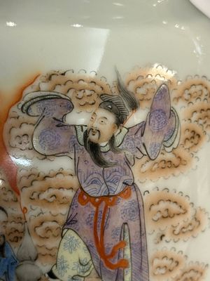 Een Chinese famille rose vaas met 'Acht Onsterfelijken', Qianlong merk, Republiek — foto 4