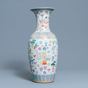 Een Chinese famille rose vaas met antiquiteiten, 19e eeuw — foto 3