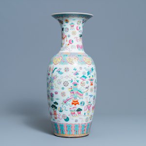 Een Chinese famille rose vaas met antiquiteiten, 19e eeuw — foto 4