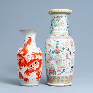 Een Chinese famille rose vaas met antiquiteiten en een ijzerrode met boeddhistische leeuwen, 19/20e eeuw — foto 1