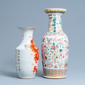 Een Chinese famille rose vaas met antiquiteiten en een ijzerrode met boeddhistische leeuwen, 19/20e eeuw — foto 2