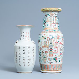 Een Chinese famille rose vaas met antiquiteiten en een ijzerrode met boeddhistische leeuwen, 19/20e eeuw — foto 3